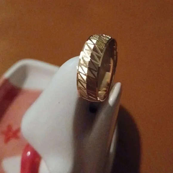 💙🌹New Yellow Tone Wedding Band - Picture 4 of 8